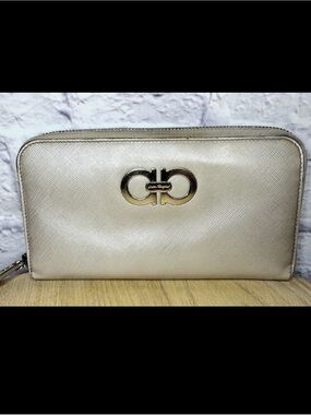 Salvatore Ferragamo Grey/Silver Women's Leather Zippy Wallet